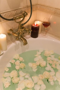 Gül yaprakları ve mum banyo. Romantik akşam TH