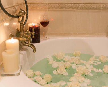 Gül yaprakları ve mum banyo. Romantik akşam TH