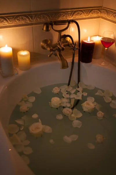 Πάρτε ένα λουτρό με ροδοπέταλα και κεριά. Ρομαντική βραδιά στο th — Φωτογραφία Αρχείου