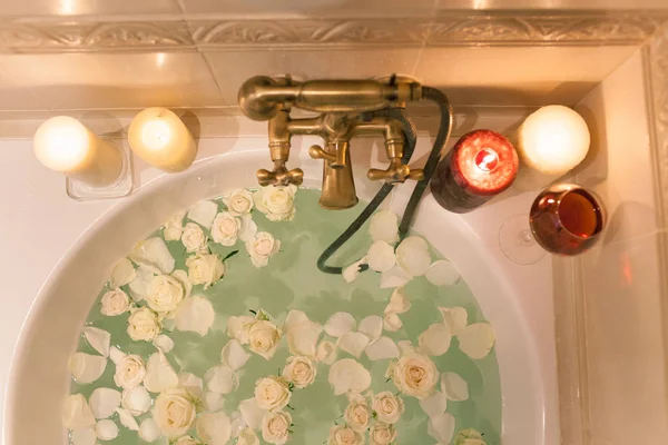 Prenez un bain avec des pétales de rose et des bougies. Soirée romantique à th — Photo