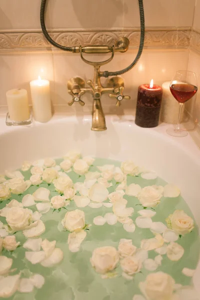 Take a bath with rose petals and candles. Romantic evening in th — Stock Photo, Image