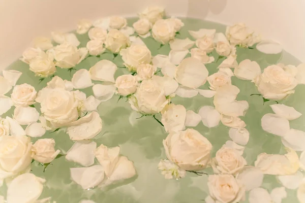 장미 꽃잎과 촛불으로 목욕을 가져가 라. 일에서 낭만주의 저녁 — 스톡 사진