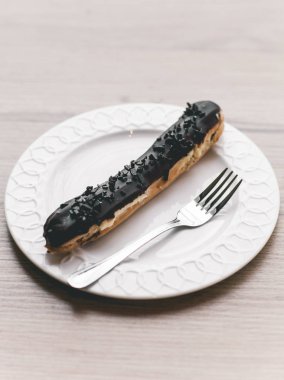 Çatal ile beyaz tabakta çikolatalı pasta