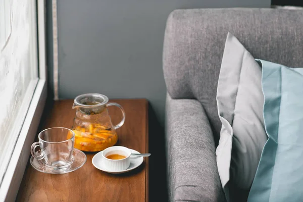 Chá de vitamina de fruto com laranja, mel, mar-buckthorn e temperos w — Fotografia de Stock