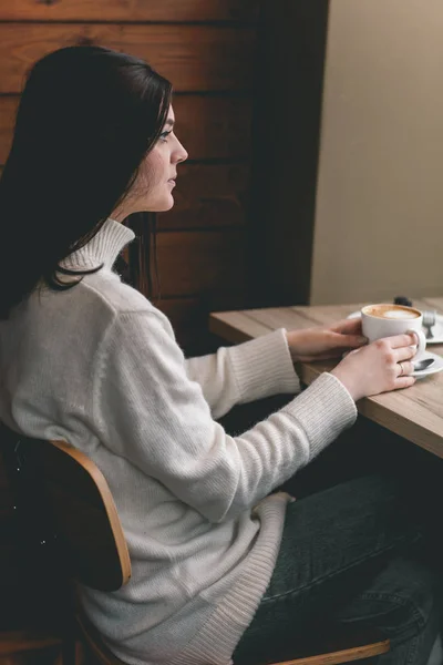 Красивая женщина с чашкой чая или кофе — стоковое фото