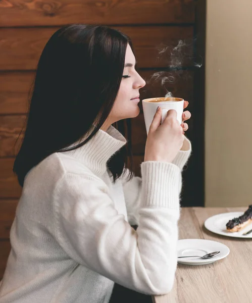 Mulher bonita com xícara de chá ou café — Fotografia de Stock