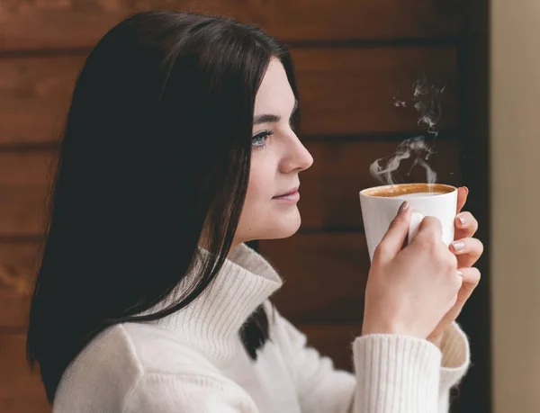 Bir fincan çay ya da kahveli güzel kadın. — Stok fotoğraf