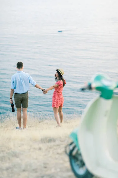 Jonge stijlvolle verliefde paar wandelen in Bergen aan zee. Vine zonsondergang zomer stemming — Stockfoto