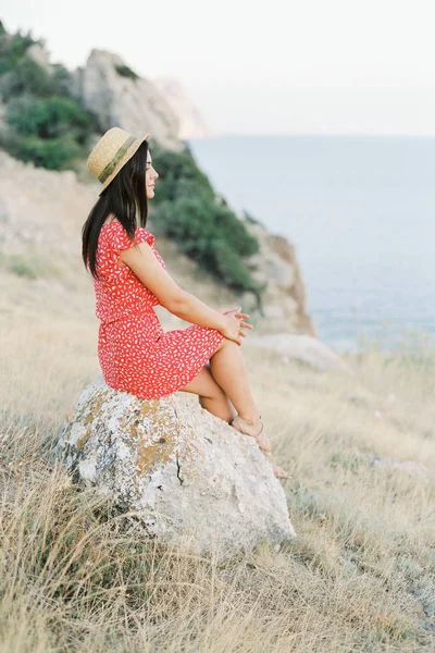 Joven pareja con estilo en el amor Caminando en las montañas junto al mar. Vine Sunset Summer Mood —  Fotos de Stock