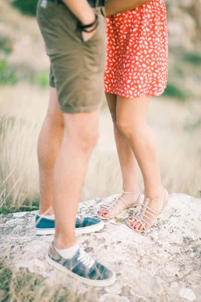 Jeune couple élégant amoureux Marcher dans les montagnes au bord de la mer. Vigne Coucher de soleil Summer Mood — Photo