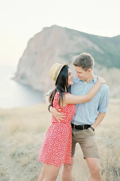 Jovem Casal Elegante Apaixonado Caminhando nas Montanhas junto ao Mar. Humor de Verão Vine Sunset — Fotografia de Stock