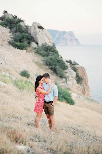 Jeune couple élégant amoureux Marcher dans les montagnes au bord de la mer. Vigne Coucher de soleil Summer Mood — Photo