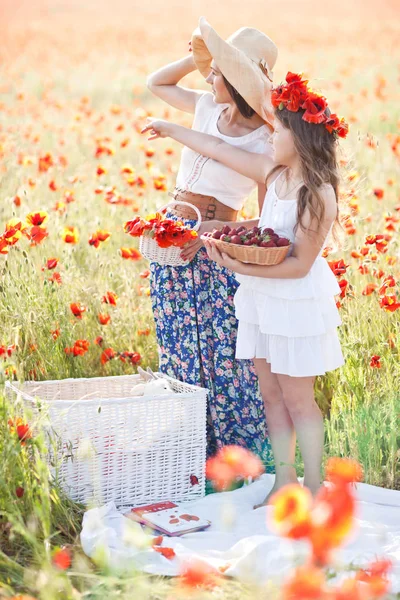 Madre che gioca con il suo bambino nel campo di papaveri. Moo primaverile — Foto Stock