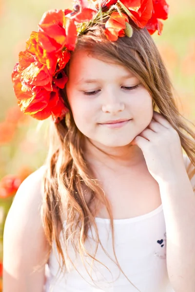 Schattig kind meisje in papaverveld — Stockfoto