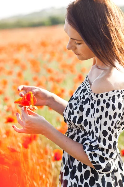 Bella ragazza nel campo di papavero — Foto Stock