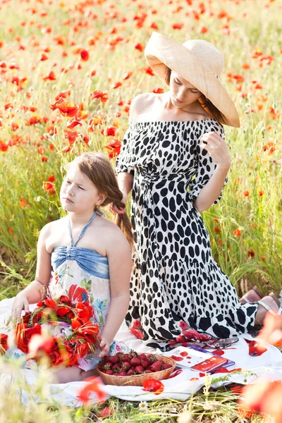 ケシ畑で彼女の幼児子供とプレイの母。春武 — ストック写真