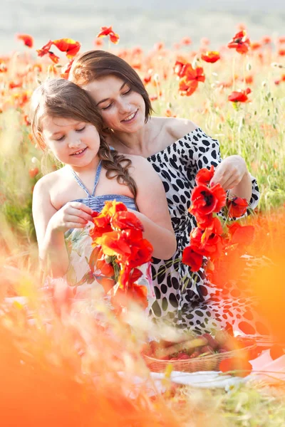 Mutter spielt mit ihrem Kleinkind im Mohnfeld. Frühlingsmoos — Stockfoto