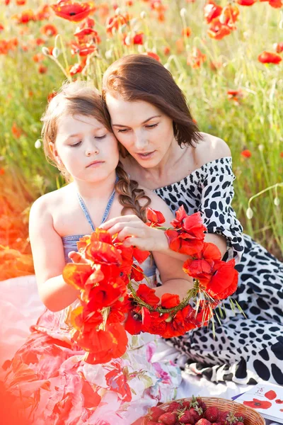 Madre jugando con su hijo pequeño en el campo de amapola. Primavera moo —  Fotos de Stock