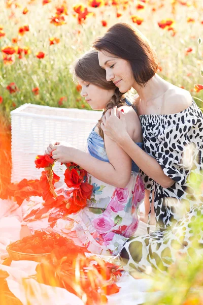 Mutter spielt mit ihrem Kleinkind im Mohnfeld. Frühlingsmoos — Stockfoto