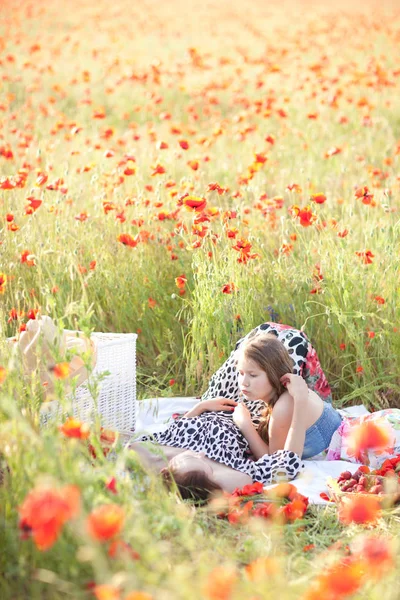 Mãe brincando com seu filho no campo de papoula. Moo de primavera — Fotografia de Stock