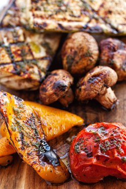 Koyu ahşap arka planda ızgara sebzeler.