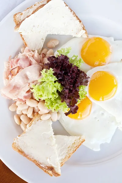 Uovo fritto, insalata di verdure e un panino alla griglia su un bac leggero — Foto Stock