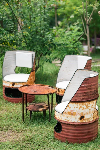Мебель для барабанов. Бочки ручной работы украшают стулья — стоковое фото