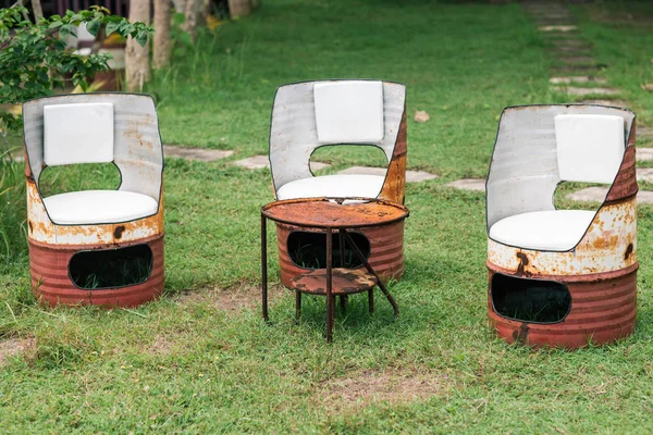 Мебель для барабанов. Бочки ручной работы украшают стулья — стоковое фото