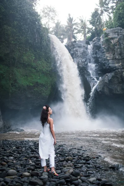 白服歩いて滝 Tegenungan の近くで若い女の子 — ストック写真