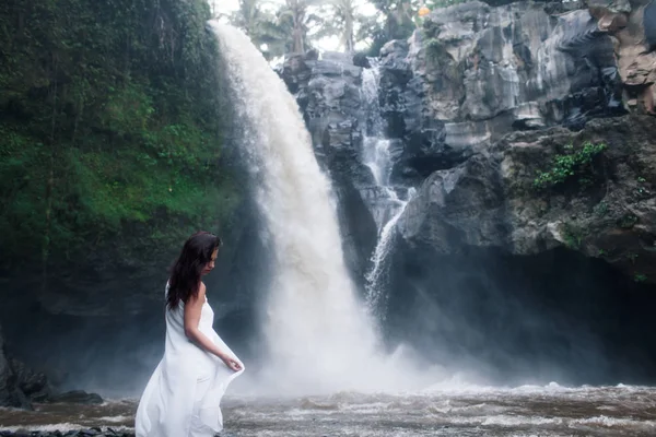 白服歩いて滝 Tegenungan の近くで若い女の子 — ストック写真