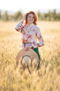 Mutluluk, doğa, yaz tatili, tatil ve insanlar kavramı 