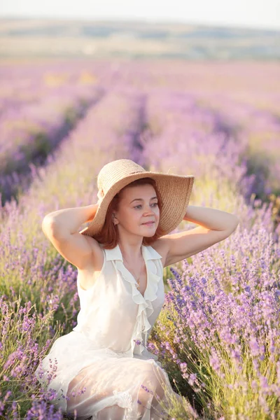 Porträt der schönen 50-jährigen Frau im Freien in Lavendel — Stockfoto