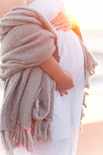 Beautiful pregnant woman with long blond hair standing on the be — Stock Photo, Image