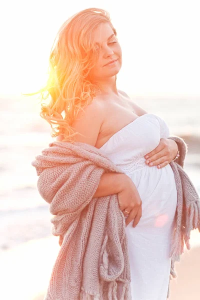 Beautiful pregnant woman with long blond hair standing on the be — Stock Photo, Image