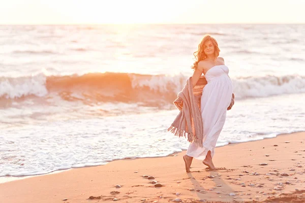 Vacker gravid kvinna med långa blonda hår står på den vara — Stockfoto