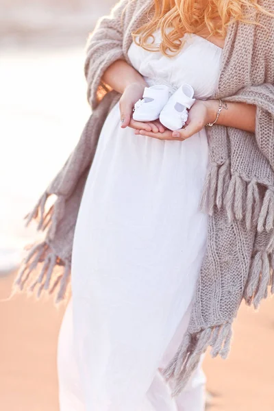 Beautiful pregnant woman with long blond hair standing on the be — Stock Photo, Image