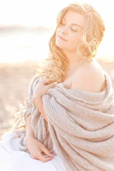 Schöne schwangere Frau mit langen blonden Haaren, die auf der — Stockfoto