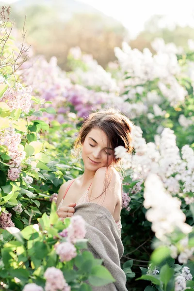 Dantel sütyen genç kız çiçek leylak poz. Günbatımı yapılıyor. İhale ruh hali — Stok fotoğraf