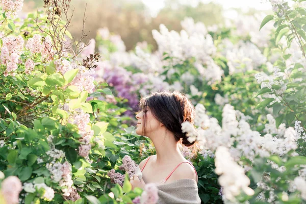 Ung flicka i spets bh poserar i blommade lila. Solnedgången tunes. Anbud humör — Stockfoto