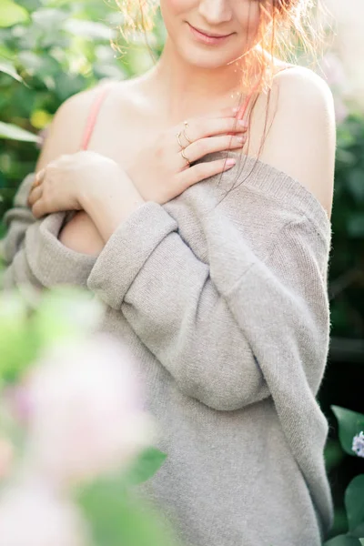 젊은 여자 레이스 브래지어에 라일락 꽃에서 포즈. 일몰 튜닝합니다. 부드러운 분위기 — 스톡 사진