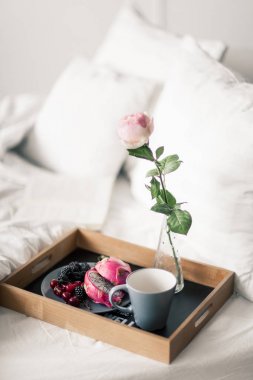 Yeşil çay ve tropikal meyve meyve Kahvaltı