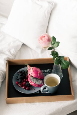 Yeşil çay ve tropikal meyve meyve Kahvaltı