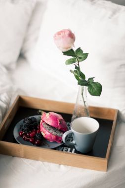 Yeşil çay ve tropikal meyve meyve Kahvaltı