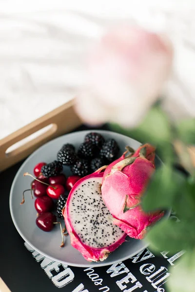 Colazione alla frutta con tè verde e frutta tropicale — Foto Stock