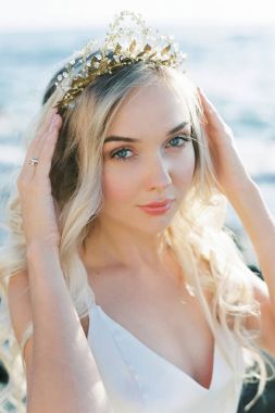 Sarı gelin kayalar denize yakın poz. Hassas ve samimi fotoğrafları. Yurtdışında düğün. Sahilde düğün