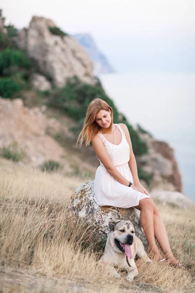 Mujer joven caucásica paseando con el perro durante el amanecer —  Fotos de Stock