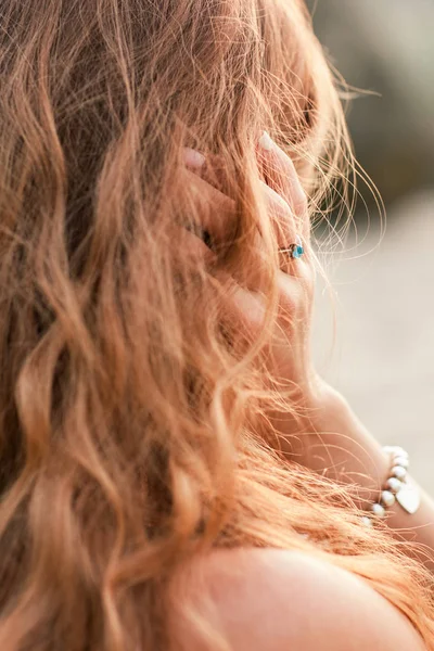 Het Meisje Hand Corrigeert Haar Rode Haar — Stockfoto