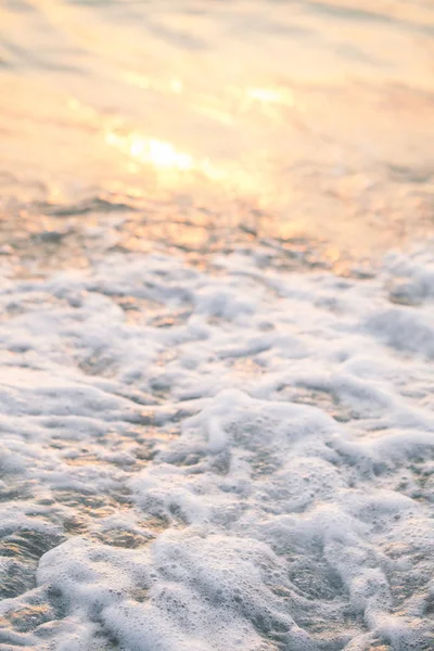 夕暮れ時の海の泡を閉じる — ストック写真