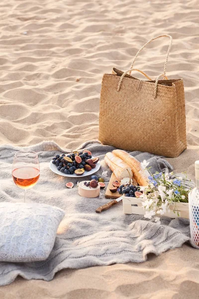 Гарний пікнік з фруктами і вином на заході сонця біля моря Ліцензійні Стокові Фото