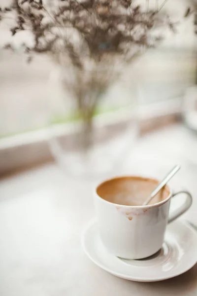 Copa blanca de café borracho con un rastro de lápiz labial — Foto de Stock